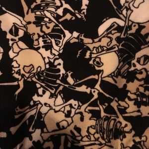 LuLaRoe Pants - LuLaRoe OS Leggings, with creepy skeletons print LuLaRoe Pants - LuLaRoe OS Leggings, with creepy skeletons print